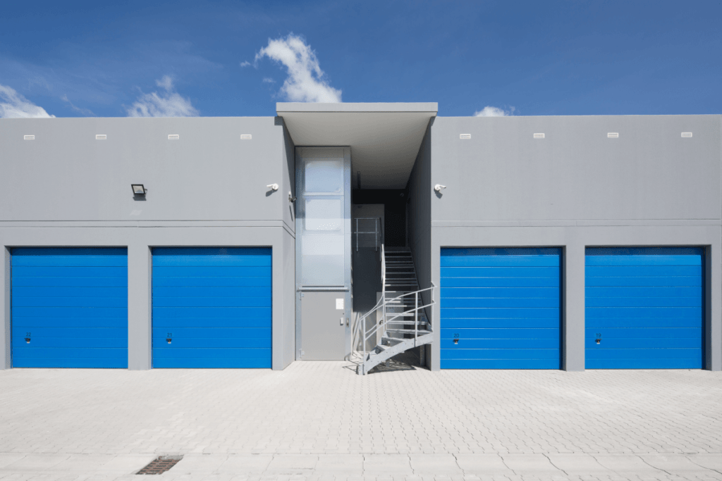 Eine Garage oder Lagerraum mit Treppenhaus und Lastenaufzug eines Self-Storage-Parks von SpeicherMAXX.