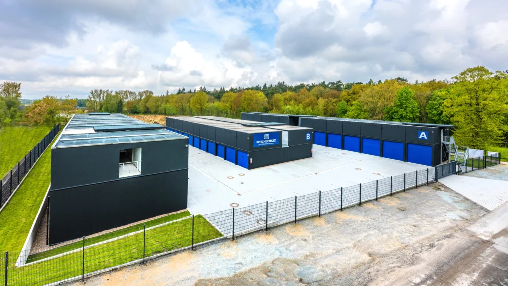 Neuer Lager- und Garagenpark von SpeicherMAXX in Stade - Außenansicht des modernen Gebäudes mit großzügigen Stellplätzen zur Miete.